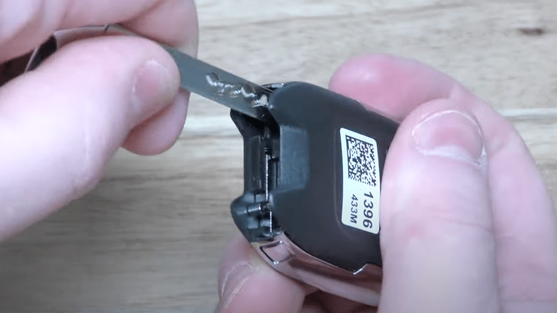 Step_2_Gently_Open_the_Key_Fob