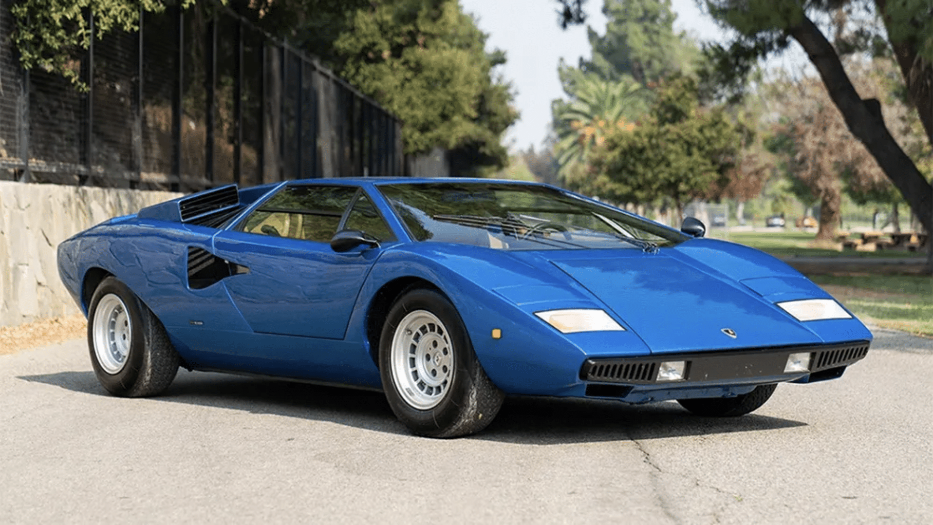 Lamborghini Countach LP 400 – 180 mph (290 km/h)